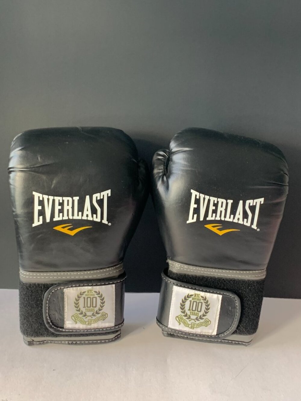 EVERLAST 100 YEARS ANNIVERSARY BOXING GLOVES BLACK LEATHER FINISH WHITE LOGO